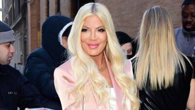 Tori Spelling Reveals She Got an Eye Ulcer After Leaving in Her Contacts - www.etonline.com