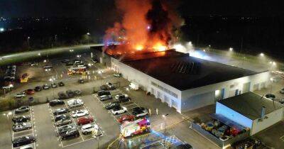 Huge flames billow from Jaguar Land Rover dealership after fire breaks out - www.manchestereveningnews.co.uk - county Preston