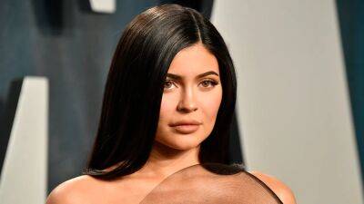 Kylie Jenner Says Her Eyebrows ‘Fell Off’ After Bleaching Them - www.glamour.com