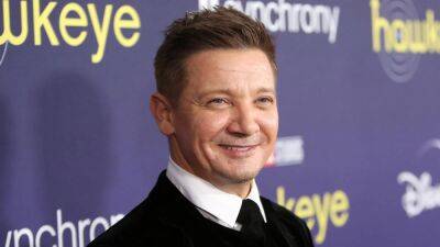 Jeremy Renner Tours Six Flags Magic Mountain On Motorized Scooter - deadline.com - California - county Valencia