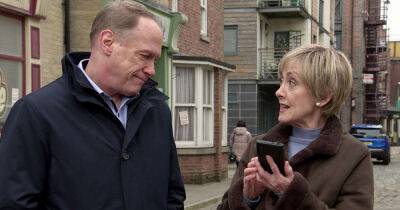 Corrie star on how worried Elaine should be over becoming Stephen's next kill - www.msn.com