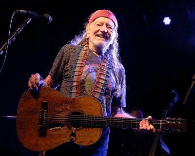Willie Nelson Inhales The Love At 90th Birthday Concert - etcanada.com - Los Angeles - Texas - county Early