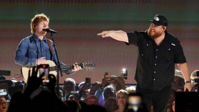 Ed Sheeran Brings Out Luke Combs for Surprise Duet of 'Life Goes On' at 2023 ACM Awards - www.etonline.com - Britain - New York - Texas - Ireland