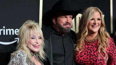 Trisha Yearwood Reacts to Dolly Parton Suggesting a 'Threesome' With Garth Brooks (Exclusive) - www.etonline.com - county Love