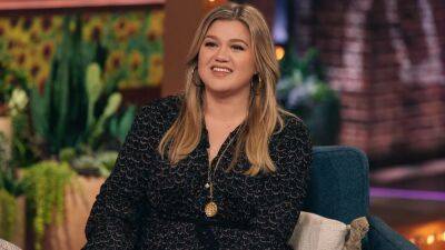 Kelly Clarkson Allegedly ‘Has No Clue’ Her Talk Show’s Staff Has Been ‘Traumatized’ - www.glamour.com