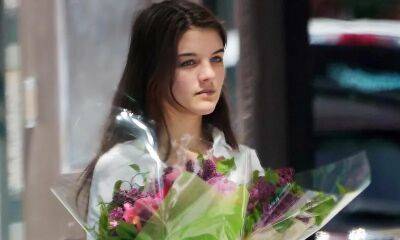 Suri Cruise buys flowers for Katie Holmes on Mother’s Day - us.hola.com - county Holmes - county York