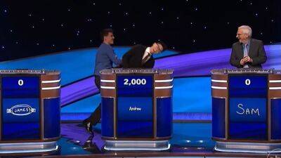 'Jeopardy! Masters' player James Holzhauer takes swipe at fellow contestant Andrew He with championship belt - www.foxnews.com - county Andrew