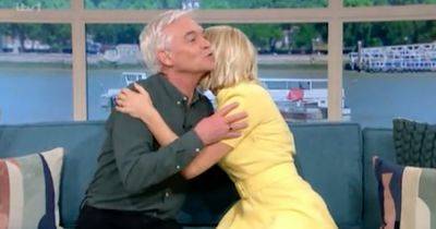 Holly Willoughby and Phillip Schofield share awkward hug as she departs This Morning studio - www.dailyrecord.co.uk