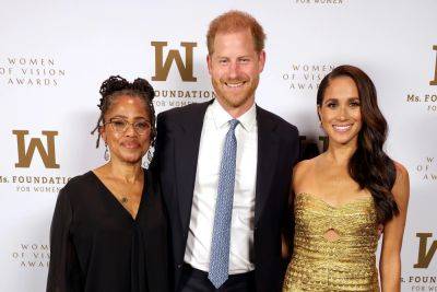 Meghan Markle Accepts Award In New York With Prince Harry And Her Mom In Tow - etcanada.com - New York - New York