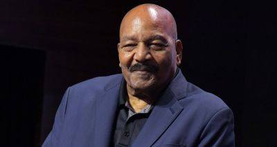 Jim Brown Dead - NFL Hall of Famer & Activist Dies at Age 87 - www.justjared.com - Los Angeles - USA - Vietnam - county Brown - county Cleveland - county Summit