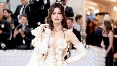 Anne Hathaway Stuns In Versace at Met Gala, Reunites With Co-Star Jared Leto as a Cat - www.etonline.com - New York - county Bullock