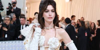 Anne Hathaway Pulls Her Versace Look Together With Pearl Pins at Met Gala 2023 - www.justjared.com - New York