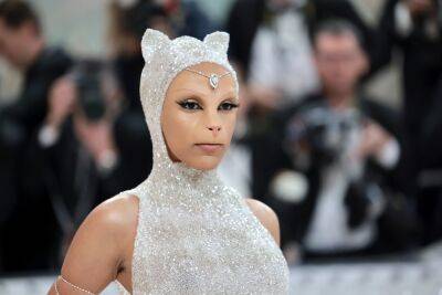 Doja Cat Meows Through Entire 2023 Met Gala Interview While Dressed As Karl Lagerfeld’s Cat - etcanada.com