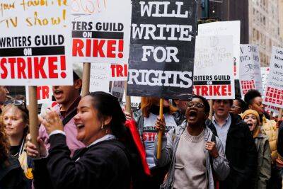 Writers Get Creative With Picket Line Slogans: “What Would Larry David Do?” - deadline.com - New York - Los Angeles