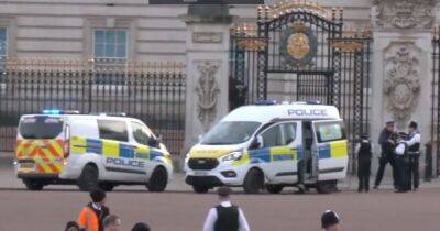 Controlled explosion takes place outside Buckingham Palace after man detained by police - www.manchestereveningnews.co.uk - Manchester