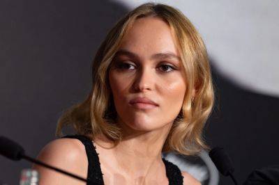 Lily-Rose Depp Reacts To Dad Johnny Depp’s Standing Ovation At Cannes Film Festival - etcanada.com - France
