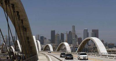 Teen dies during apparent social media stunt on Los Angeles bridge, police say - www.msn.com - Los Angeles - Los Angeles