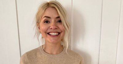 Holly Willoughby posts smiling snap - hours before Phillip Schofield admits affair - www.ok.co.uk