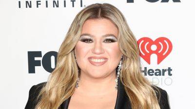 Kelly Clarkson Reveals She's Writing Something for Broadway Right Now! - www.justjared.com - New York