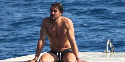 Orlando Bloom Goes Shirtless For A Beach Day In Between Cannes & F1 Race Day - www.justjared.com - France - Monaco