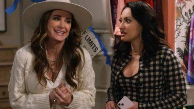 'How I Met Your Father': Watch 'RHOBH's Kyle Richards Make a 'Fabulous' Entrance (Exclusive) - www.etonline.com