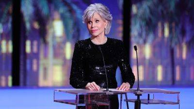 Jane Fonda Goes Viral for Throwing Palme d'Or Scroll at Director Justine Triet at the Cannes Film Festival - www.etonline.com - France
