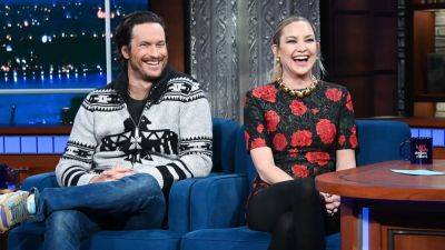 Kate Hudson's Brother Oliver Hilariously Reacts to Her Topless Thong Pics - www.etonline.com