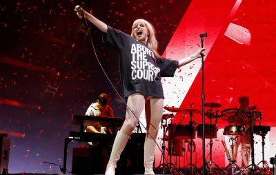 Hayley Williams kicks out fighting fans at Paramore show in NYC - www.nme.com