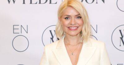 Holly Willoughby labelled 'so beautiful' as she beams for post-shower make-up free snap - www.ok.co.uk