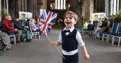 Coronation revellers in Glasgow share excitement as King Charles arrives at Westminster Abbey - www.dailyrecord.co.uk - Britain - county King And Queen