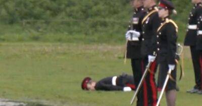 Shocking moment a soldier faints during Coronation gun salute - www.ok.co.uk - Britain