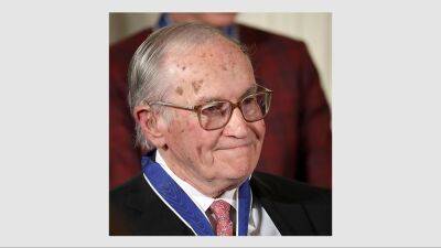 Newton Minow, Former FCC Chief Who Declared Network TV a ‘Vast Wasteland,’ Dies at 97 - variety.com - Chicago