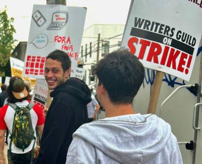 Pete Davidson Joins Picket Line, Delivers Pizza To Striking Writers - etcanada.com - city Brooklyn