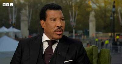 Lionel Richie reveals inside joke with King Charles III about getting plastic surgery - www.msn.com