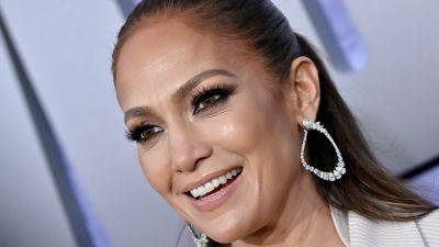 Jennifer Lopez Wore a Color-Shifting Manicure Perfect for Summer—See Photos - www.glamour.com - Poland