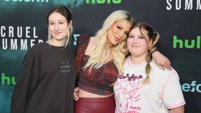 Tori Spelling Poses With Her Two Daughters at 'Cruel Summer' Season 2 Premiere - www.etonline.com - Los Angeles - Los Angeles