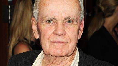Cormac McCarthy Dies: Pulitzer Prize-Winning Author Of ‘No County For Old Men,’ ‘The Road’ Was 89 - deadline.com