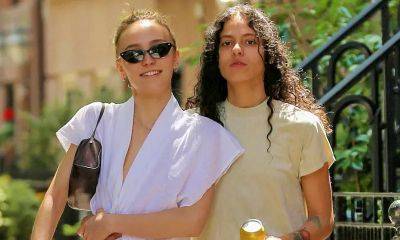 Lily-Rose Depp is all smiles during romantic outing with girlfriend in NYC - us.hola.com - France - New York - Los Angeles - Los Angeles