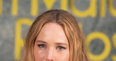 Jennifer Lawrence's mother once sold actress' used toilet on Craigslist - www.wonderwall.com