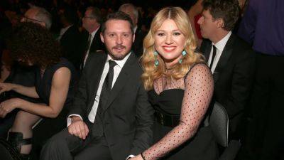 Kelly Clarkson Says Her Kids Haven't Fully Accepted Their Parents' Divorce - www.glamour.com
