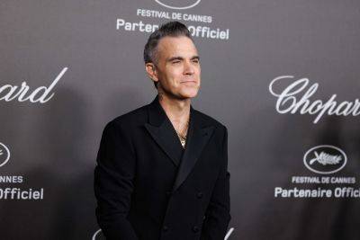 Robbie Williams Pauses Concert Due To Symptoms From ‘Long COVID’: ‘I’m F**ked’ - etcanada.com - Britain - Netherlands