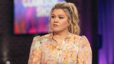 Kelly Clarkson's New Song 'I Hate Love' Includes Steve Martin Playing the Banjo: Listen! - www.etonline.com - Los Angeles