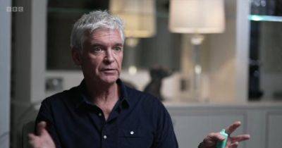 Phillip Schofield 'blistered hands' from vaping too much following affair scandal with ITV colleague - www.dailyrecord.co.uk