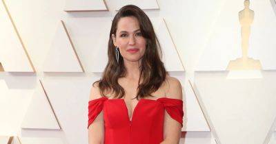 See Jennifer Garner’s Fashion Evolution On and Off the Red Carpet: From Glitzy Gowns to Chic Jeans - www.usmagazine.com