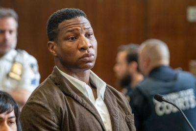 Jonathan Majors Makes First Court Appearance For Assault Case As Trial Date Set For August - etcanada.com - New York - Manhattan - county Person