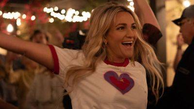 'Zoey 102' Trailer: Jamie Lynn Spears Is Back as Zoey Looks for Love, Downs Wine and Dates a 'Hemsworth' - www.etonline.com - Hawaii - Jordan - county Butler