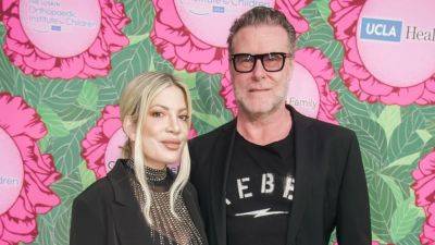 Why Tori Spelling and Dean McDermott's Loved Ones Are Not Surprised He Deleted Split Announcement - www.etonline.com