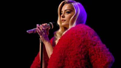 Bebe Rexha Takes Precaution Onstage During First Performance Since Phone-Throwing Incident - www.etonline.com - New York