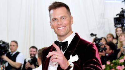 Tom Brady Jokes About His 'Bad Parenting' While Letting His Kids Jump Off a Yacht - www.etonline.com - Miami - county Bay