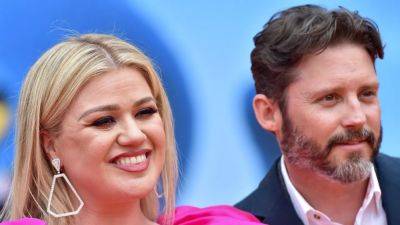 Kelly Clarkson Got 'Brutally Honest' About Her Divorce: 'I Did Not Handle It Well' - www.glamour.com